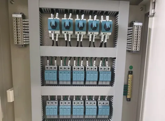 10进10出光伏汇流箱用于 1500V 太阳能发电保护